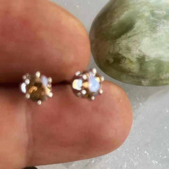 Tiny tiny solitaire diamond style stud earrings Champagne color - Picture 2 of 2